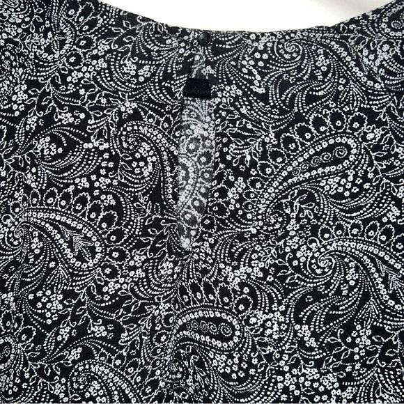 Old Navy Black & White Paisley Print Cold Shoulder Boho Western Top Sz.Lg - Picture 7 of 9